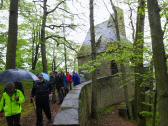  Marathonis verlassen das Mausoleum 