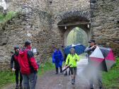  Marathonis beim Eingangstor der "Bmischen Mauer" 