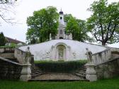 Blick zum "Kirchl auf dem Schneiderbergl" mit der HufeisenTreppe 