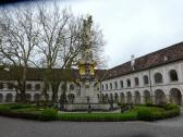  Stiftshof mit der Dreifaltigkeissule 
