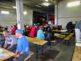  Marathonis und Wanderer im Ziel 