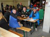 Marathonis und Wanderer im Ziel 