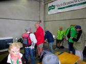  Marathonis und Wanderer im Ziel 