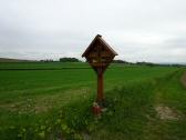 schnes Wegkreuz an einer Wegkreuzung vor Harrau