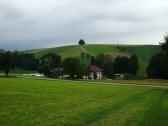 Blick auf die Wanderstrecke zum Baum mit der Friedenskapelle auf der Anhhe 