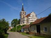 Blick zur Kath. Filialkirche hll. Philipp und Jakob in Glaubendorf