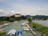  der Blick ber den Bootshafen zum Schloss Greinburg 