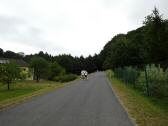  Blick auf die Wanderroute am Ortsende von Strblitz 