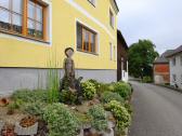  lustige Skulptur bei einem Gebude in Winden 