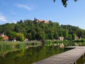 der schne Blick ber den Schlossteich zum Schloss Sitzenberg