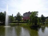 Blick auf den Bauhofsweiher mit der Fontne und zur Cadolzburg