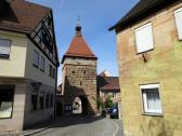 Blick von auerhalb der Marktmauer zum Oberen Tor "Brusela" 
