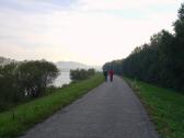  Blick auf die Wanderroute - Treppelweg flussabwrts 