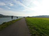  Blick auf die Wanderroute - Treppelweg flussabwrts 
