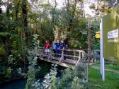 Marathonis auf dem Steg ber das Abflussgerinne bei Urfahr
