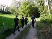  Militrsportler am Wanderweg entlang des Altarmes 