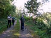  Militrsportler am Wanderweg entlang des Altarmes 