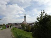Blick auf die Wanderroute wieder in Pchlarn, mit der kath. Pfarrkirche Mariae Himmelfahrt