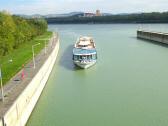  ein Flusskreuzfahrtschiff fhrt in die Schleuse ein 