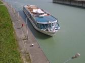  ein Flusskreuzfahrtschiff fhrt in die Schleuse ein 
