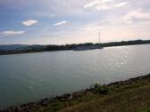 Blick zu einem Flusskreuzfahrtschiff auf der Donau 
