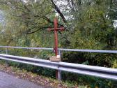 ein schlichtes Gedenkkreuz am Straenrand 