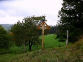 schnes neues Holzkreuz am Wegesrand 