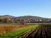  Fernblick zum Ortsende von Zbing 