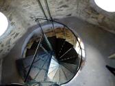  der Blick abwrts auf die Stahlwendeltreppe 