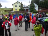 Marathonis warten vor dem Gasthaus auf den Abmarsch 