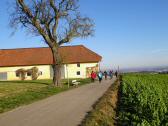 der Blick auf die kurze Wanderstrecke beim Gehft Hhenhartner 