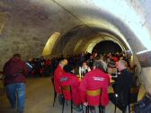  Wanderer bei der Rast im Keller des Schlosses 