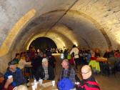  Wanderer bei der Rast im Keller des Schlosses 