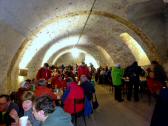  Wanderer bei der Rast im Keller des Schlosses 