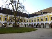  Innenhof mit Lauben und mit 36 imposanten Granitsulen 