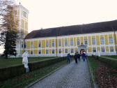 sdseitige Ansicht des Schlossee mit den Steinfiguren welche die vier Jahreszeiten darstellen
