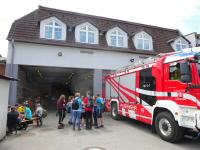  Wanderer und Schüler vor dem FF-Haus 