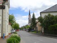 Blick über die Hauptstraße zur Kath. Pfarrkirche hl. Anna 