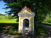  kleine Kapelle am Straßenrand 