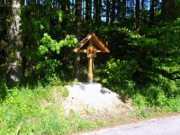  schönes Holzkreuz am Straßenrand 
