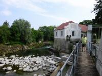  Blick auf den Steg beim Kleinkraftwerk Mühling 