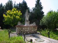 Blick zum Monumentengärtlein mit der Bacchusfigur in Bodensdorf 