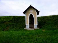  kleine Kapelle beim Gehöft an der L88 