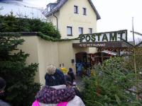 Blick zum Christkindlwirtshaus mit dem Sonderpostamt 