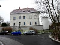 Blick zum Schloss Engelsegg mit Figurenbildstock hl. Johannes Nepomuk 