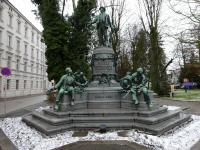  Blick zum Werndldenkmal auf der Promenade 