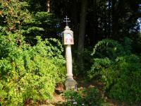  Blick zu einer schönen Wegsäule 