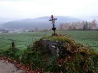 Blick zu einem Gedenkkreuz (Karl Pflüger) bei Angelbach 
