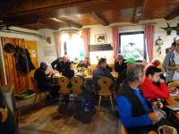  Marathonis bei der Rast in der Nebelsteinhütte 