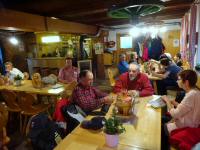  Marathonis bei der Rast in der Nebelsteinhütte 